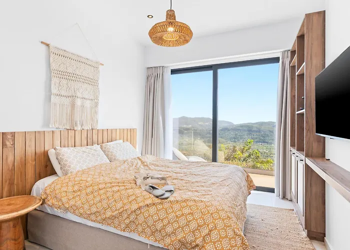 Elgian Luxury -private Pool & Sea View 빌라 Pondi