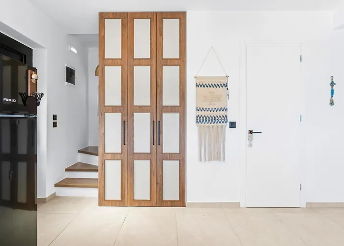 Elgian Luxury -private Pool & Sea View 빌라 Pondi